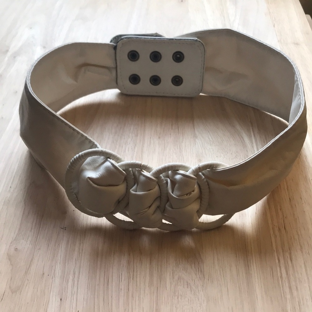 Vintage leather waist belt in white!